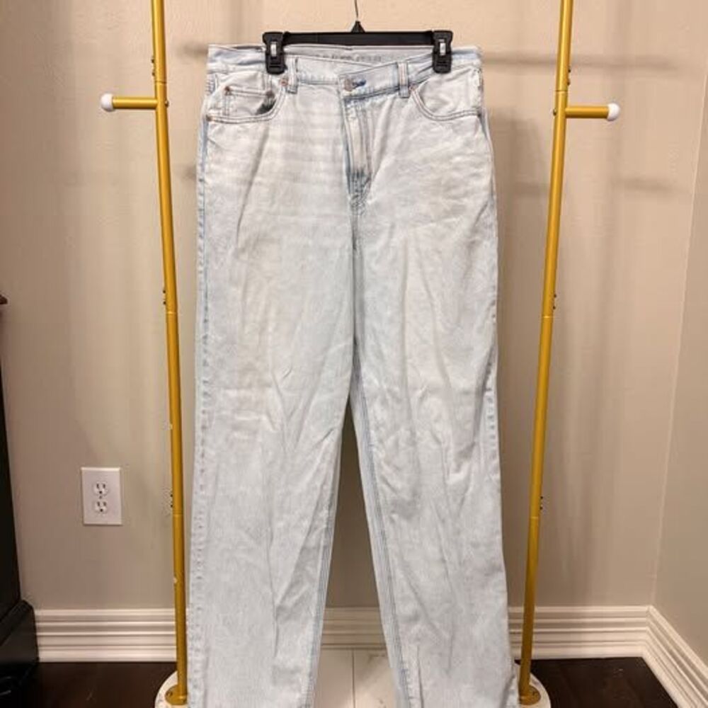 AMERICAN EAGLE Highest Rise Baggy Straight Light Wash Jeans w/Asymmetrical Waist